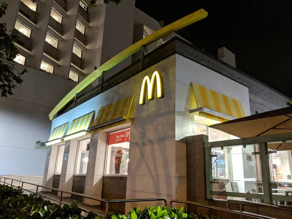 Honolulu Hawaii Ekim 2018 Mcdonalds Mağazası Geceleri Pencerelerde Meşrubat Reklamları — Stok fotoğraf