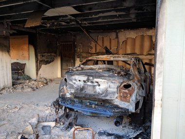 Honolulu, Hawaii - 2 Kasım 2018 Oahu, Hawaii 'de yanan duvarları, tavanı ve arabası olan bir yangından sonra