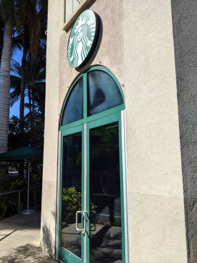 Waikiki, 4 Kasım 2019 Starbucks Yeşil Tabelası. Starbucks Corporation bir Amerikan kahve şirketi ve kahve dükkanı zinciri. Starbucks 1971 'de Seattle, Washington' da kuruldu. Şirket 2017 itibariyle dünya çapında 27.339 şube işletiyor.