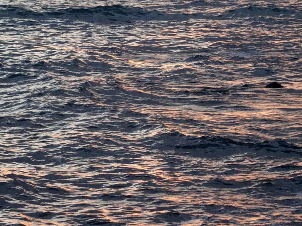 Små Vågor Reflekterar Skymningen Solljus Skymningen Oahu Hawaii — Stockfoto