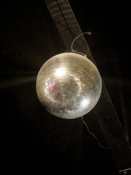 当光线照在迪斯科球上时 迪斯科球在上面旋转 — 图库照片