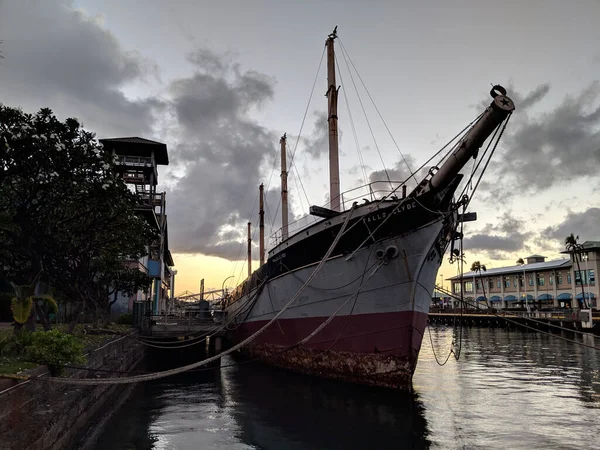 Historiska Falls Clyde Ship Ligger Honolulu Hamn Skymningen Clydes Fall — Stockfoto