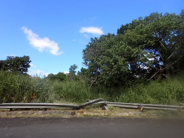 夏威夷瓦胡岛Tantalus山公路拐弯处的警戒线断裂 — 图库照片