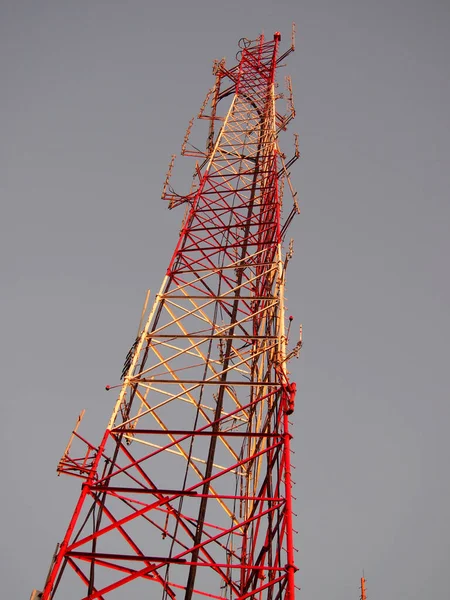 カリフォルニアの霧深い空に対して夕暮れ時の赤と白の通信塔 — ストック写真