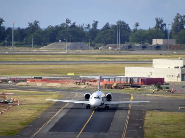Honolulu - 23 Ocak 2015: Honolulu Uluslararası Havalimanı 'ndaki Pistten Oahu, Hawaii' deki okyanusta teknelerle inen Hava Yolları.