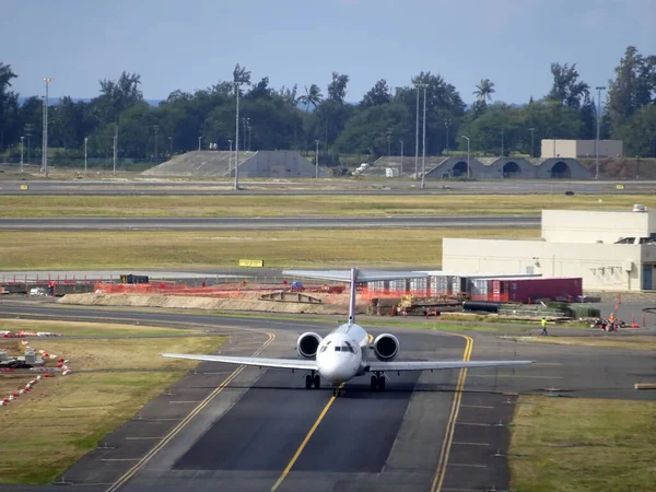 Honolulu Enero 2015 Aeronave Que Conduce Por Pista Aeropuerto Internacional — Foto de Stock