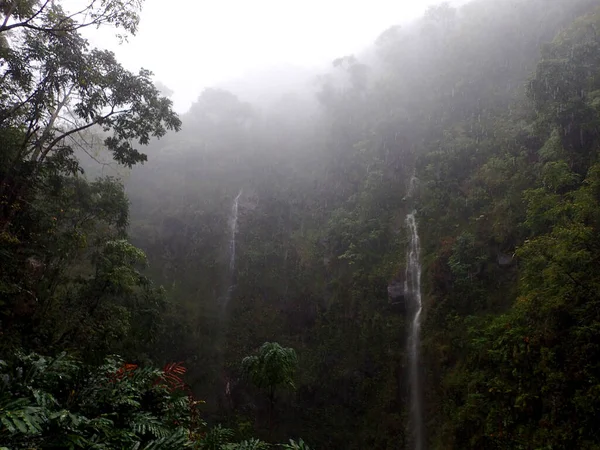 夏威夷毛伊岛的两个瀑布在雨中从山上滑落 — 图库照片