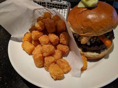 Patates kroket ve tavuk kanatlı ve mavi peynirli Amerikan hamburgeri..