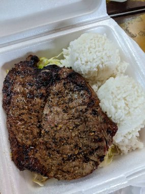 Sirlion Bifteği ve iki kepçe köpüklü Hawaii usulü yemek tabağı.. 