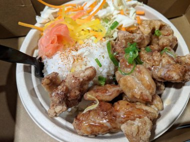 Furikake Tavuk Kasesi - çıtır tavuk ısırığı, ballı sos, furikake, salamura sebze ve lahana salatası..