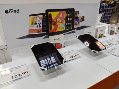 Honolulu - 21 Şubat 2020: Apple iPad, Pro, Air and Apple kalem bir Costco 'nun içinde sergileniyor