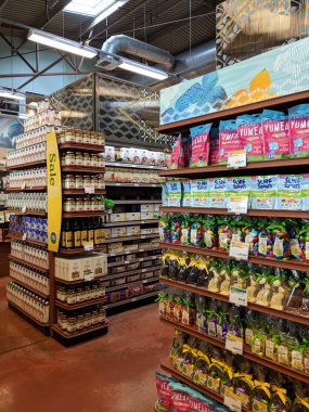 Honolulu - 28 Şubat 2018: Kahala Bütünüyle Gıda ve diğer tüketici mallarıyla dolu raflar. Whole Foods, doğal ve organik gıdalar üzerine uzmanlaşmış bir Amerikan gıda süpermarket zinciri..   