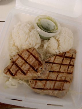 Izgara Ahi Balığı, iki kepçe pirinç ve köpük kabında yeşil sos..