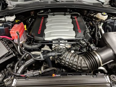 Honolulu - 29 Mart 2019: Otomobil Fuarı 'nda Chevy Camaro motoru açık..