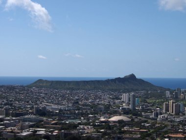 Elmas 'tan Manoa' ya Kaimuki, Kahala ve Oahu 'dan görünen okyanus manzaralı Honolulu şehri yüksek dağlardan güzel bir gün. Yuvarlak Sürücü Gözcüsünden.  
