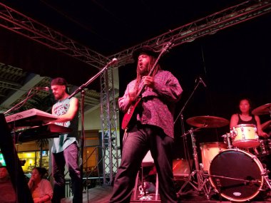 Honolulu - 8 Nisan 2017: Rehberlik Grubu, Ala Moana Alışveriş Merkezi 'ndeki Mai Tai Bar' da şarkı söylüyor ve reçel çalıyor.