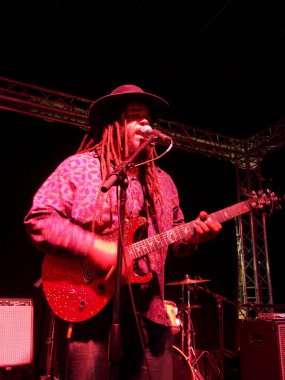 Honolulu - 9 Nisan 2017: Rehberlik Grupları Keith Batlin Honolulu, Hawaii 'deki Ala Moana Alışveriş Merkezi' ndeki Mai Tai Bar 'da şarkı söylüyor ve reçel çalıyor.