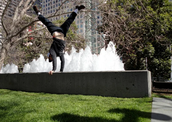 Mann Macht Handstand Vor Brunnen San Francisco Kalifornien — Stockfoto