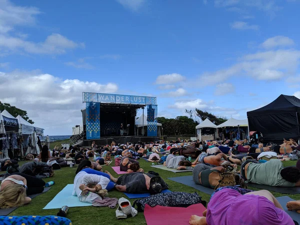 North Shore Oahu March 2019 People Roll Side Shavasana Wanderlust — Stock Photo, Image