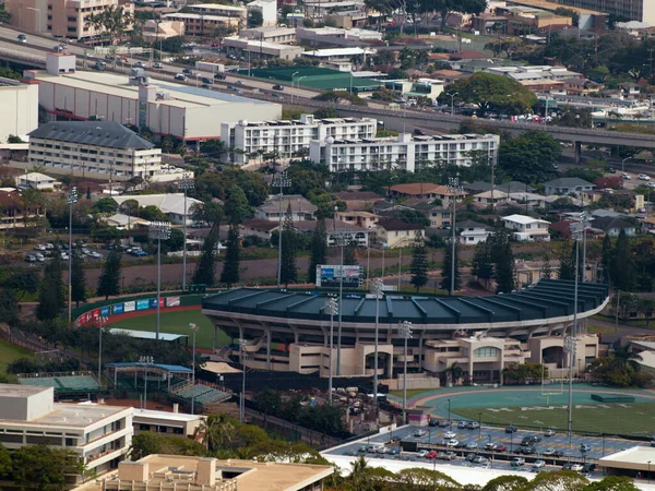 夏威夷火奴鲁鲁 2013年4月16日 Manoa的地标Uh棒球馆Les Murakami Stadium与公路和周边城镇社区 — 图库照片