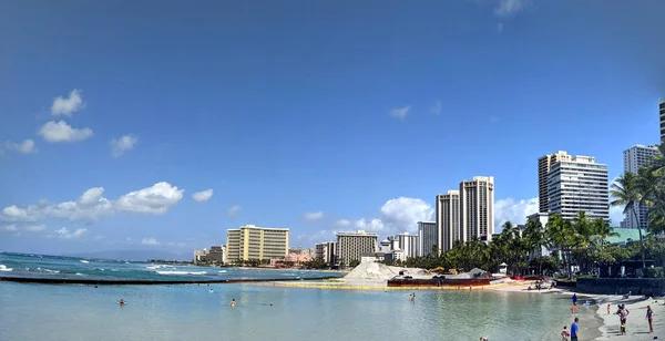 Waikiki Março 2021 Pessoas Brincam Água Protegida Sair Praia Com — Fotografia de Stock