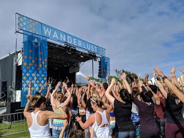 ノースショア オアフ島 3月3 2019 人々はWanderlistでステージごとに腕の中で手を振っていますMcヨギヨガクラスWanderlistヨガイベントでステージに面した屋外ヨガクラス — ストック写真