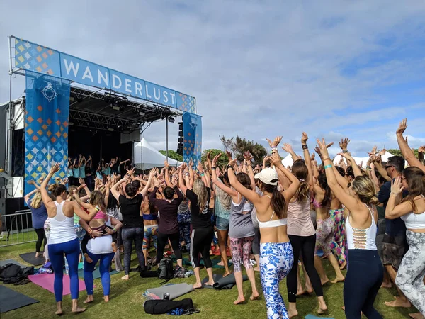 ノースショア オアフ島 3月3 2019 人々はWanderlistでステージごとに腕の中で手を振っていますMcヨギヨガクラスWanderlistヨガイベントでステージに面した屋外ヨガクラス — ストック写真