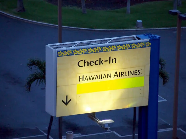 Honolulu April 2013 Incheckning Hawaiian Airlines Skylt Vid Honolulus Internationella — Stockfoto