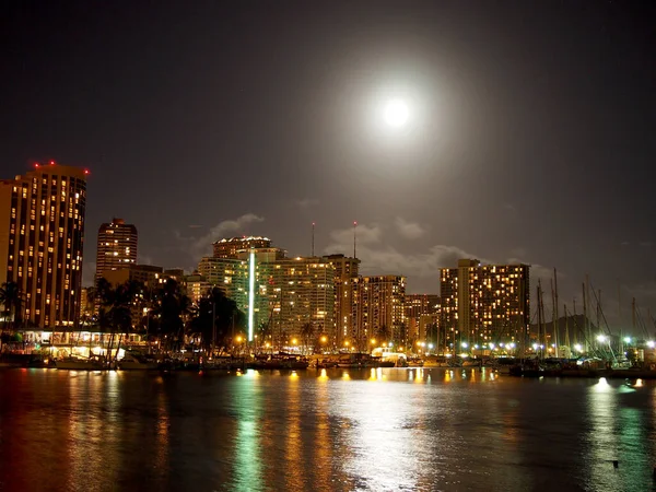 Full Large Moon Paira Sobre Hotéis Waikiki Marina Noite Enquanto — Fotografia de Stock