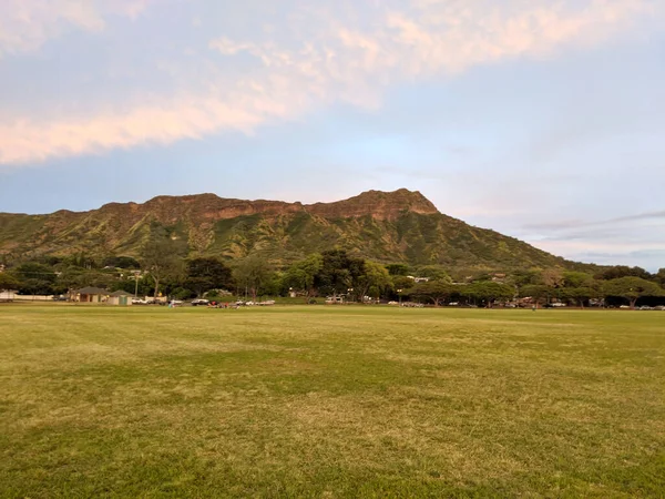 Kapiolani Park Soumraku Diamond Head Mraky Dálce Oahu Havaj — Stock fotografie