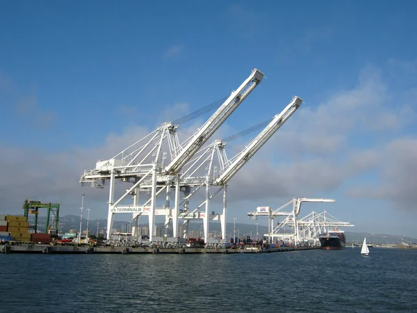 Oakland Californie Août 2011 Des Grues Géantes Déchargent Des Bateaux — Photo