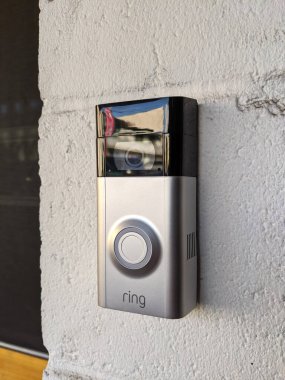 Honolulu - 29 Haziran 2020: 2 numaralı kapı zili bina girişine monte edildi. Rind kapı zili, telefonunuzdan, tabletinizden veya Echo aygıtınızdan insanları görmenizi, duymanızı ve konuşmanızı sağlayan bir video kapı zilidir..