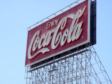 San Francisco - 29 Haziran 2009: Mavi gökyüzüne karşı gün boyunca Coca-Cola Neon tabelasının tadını çıkarın. Sergi, 701 Bryant Caddesi (Bryant ve 5. Cadde) ve San Francisco 'nun ünlü çiçek pazarı yakınında yer alıyor. Tarihsel işaret güncellemeden 75 yıl önce asıldı.