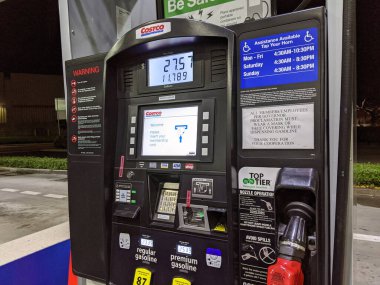 Honolulu - 18 Haziran 2020 Covid-19 tecridi sırasında gece Costco benzin istasyonuna pompa. Costco Gasoline kritik motor bileşenlerindeki önceden var olan zararlı depozitoyu önemli ölçüde azaltıyor. Yakıt ekonomisini düzeltir. Yakıt enjektörlerini korur