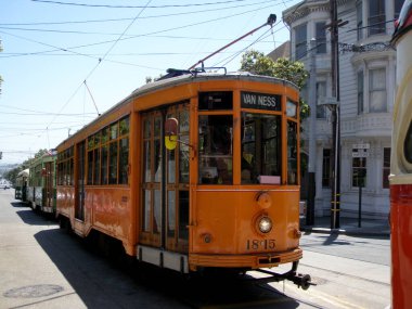 San Francisco - 28 Haziran 2009: Milano, İtalya 'dan gelen F-Line MUNI treninin turuncu tarihi tramvayı ve Castro bölgesinde park halindeki diğer iki tren.