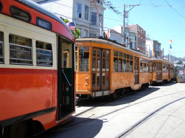 San Francisco - 28 Haziran 2009: Milano, İtalya 'dan gelen F-Line MUNI treninin iki tarihi tramvayı ve Castro bölgesinde park halindeki diğer iki tren.