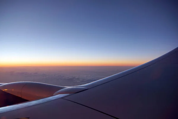 Amanhecer Luz Nascer Sol Sobre Mundo Cheio Nuvens Com Avião — Fotografia de Stock