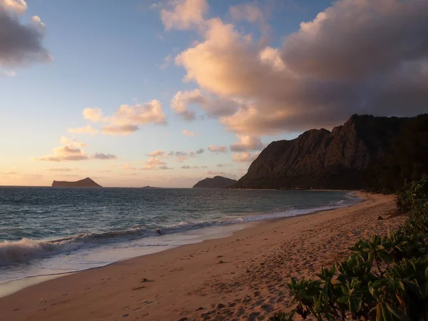 Delikatne Okrążenie Fali Waimanalo Beach Patrząc Kierunku Króliczej Wyspy Rock — Zdjęcie stockowe