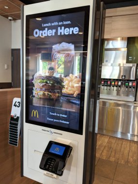 Honolulu - 12 Temmuz 2018: Bir McDonalds 'ın içinde Dokunma Ekran Siparişi kiosku.