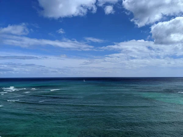 Antenne Des Pazifischen Oeacn Mit Einrollenden Wellen Und Segelboot Wasser — Stockfoto
