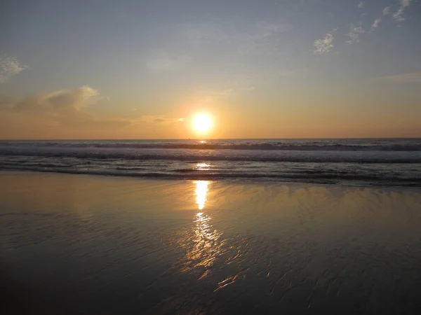 Solnedgång Över Havet Vågor Som Når Stranden Half Moon Bay — Stockfoto