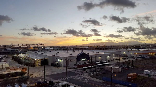火奴鲁鲁 Honolulu 2016年7月8日 在洛威和航运起重机上空的黄昏 与Matson航运集装箱环绕大楼 劳氏公司 Lowe Companies Inc 是一家美国公司 — 图库照片