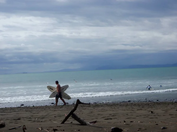 Kostaryka Lipca 2009 Dwóch Surferów Trzymających Deski Spaceruje Wzdłuż Plaży — Zdjęcie stockowe