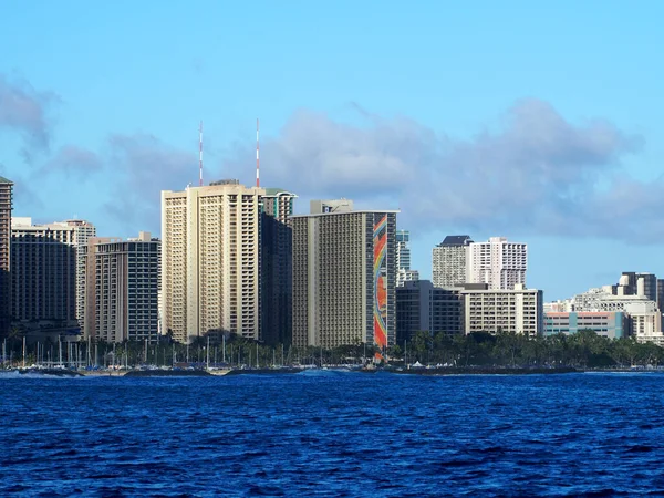 怀基基 Waikiki 2019年7月6日 阿拉维港与威基基酒店的天际线在夏威夷瓦胡岛以标志性彩虹马赛克为特色 — 图库照片