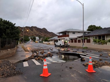 Honolulu - 25 Ağustos 2018 Oahu, Hawaii 'de sabahın erken saatlerinde Campbell Bulvarı' nda ana su borusu patladıktan sonra yolda durduruldu..