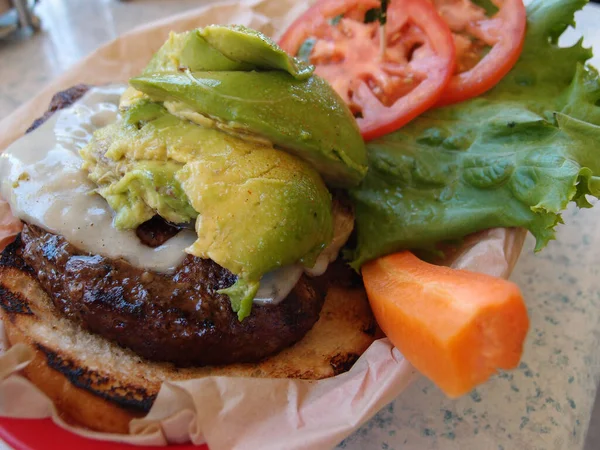 Zbliżenie Open Face Swiss Cheese Hamburger Awokado Sałata Pomidory Marchew — Zdjęcie stockowe