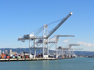 satır bir kargo-kule oakland Harbor kıyı boyunca üzerinde vinç bir 