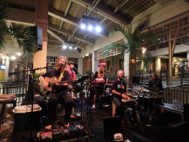 mai tai barda Mike aşk sıkışmaları