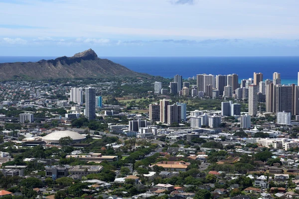 Diamondhead y la ciudad de Honolulu en Oahu en un buen día — Foto de Stock