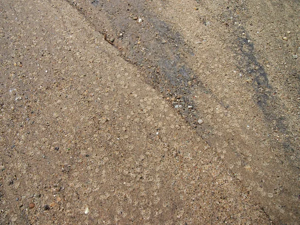 Mokrego piasku z kamieniami i piachem — Zdjęcie stockowe